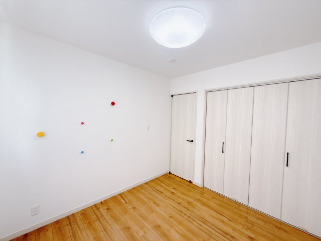 【中古戸建】高崎市上滝町の洋室|■2階洋室｜ナチュラルカラーの床です。模様替えなどとても楽しく工夫できます♪陽当たり、風通しもとても良いので毎日快適な生活スタートです！子供部屋にも良いですね♪