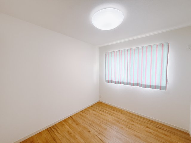 【中古戸建】高崎市上滝町の洋室|■2階洋室｜2階洋室には大きな窓をご用意しています。日中はあたたかな日差し差し込み自分時間も充実できますね＾＾