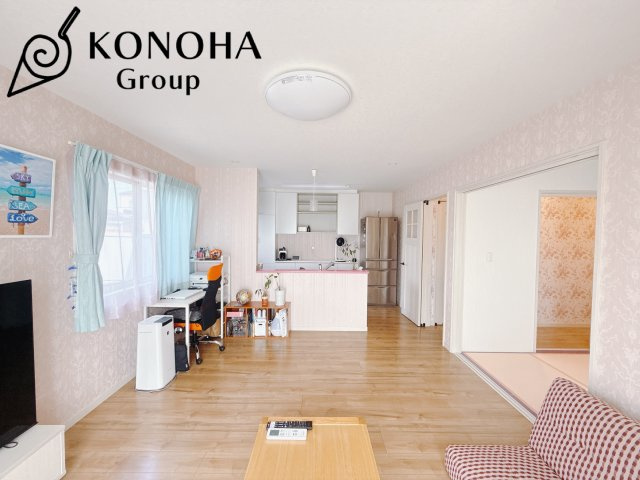 【中古戸建】高崎市上滝町の居間・リビング|■リビング｜オシャレなあなたなは、どんな家具をアクセントクロスに合わせますか？