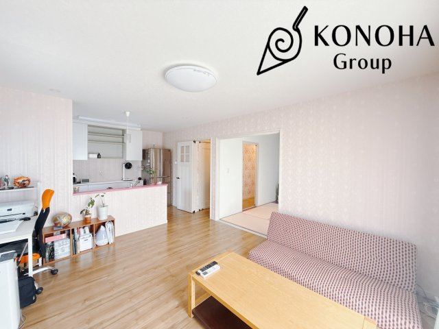 【中古戸建】高崎市上滝町の居間・リビング|■リビング｜時の流れと共に陽射しは装いを変え空間に新たな彩りを与えます。一日中家に居ても飽きることなく過ごすことができる素敵な空間です♪