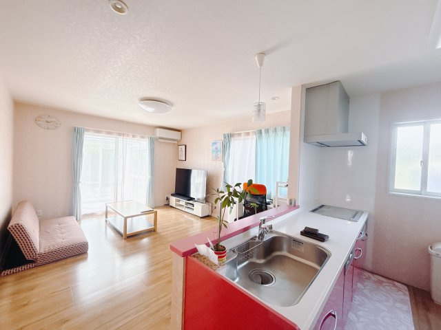 【中古戸建】高崎市上滝町の居間・リビング|■リビング｜キッチンからの眺望です。リビングダイニングで寛ぐご家族の様子も、和室でお昼寝中のお子様の様子も見ることができる「絆を深めるプランニング」です( ＾＾ )