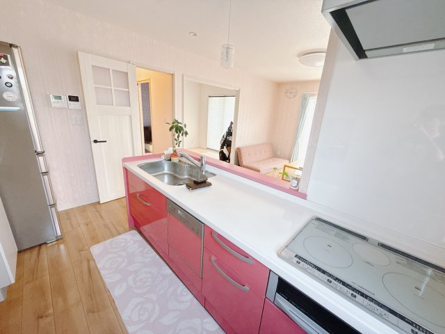 【中古戸建】高崎市上滝町のキッチン|■キッチン｜リビングまでの見通しが良く、家事をしながらでも、お子様の様子を見られるようになっています。お子様がいつもママのそばにいる安心感も生まれます♪