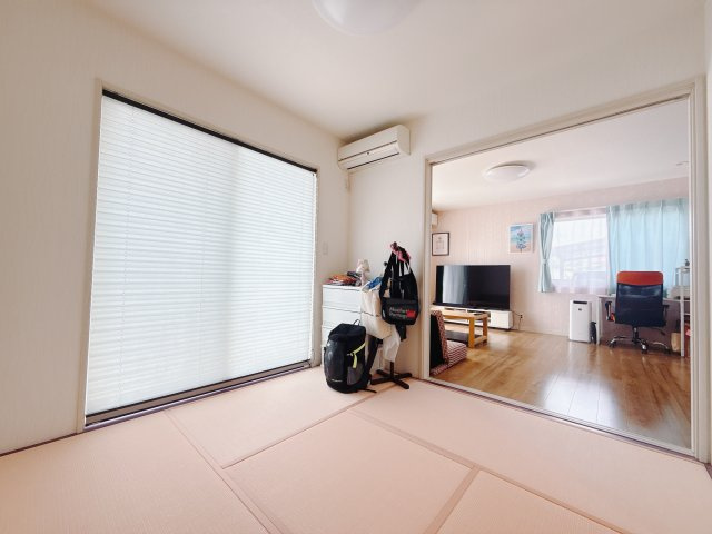 【中古戸建】高崎市上滝町の和室|■1階和室｜リビングと繋がっている和室は、お子様の様子を見守りながらお洗濯物を畳んだり、家事の合間のちょっとした休憩やのんびりお昼寝にも♪セカンドリビングとしてもお使いいただけます。