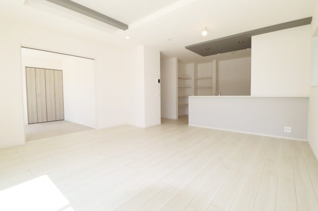 郡山市安積町南長久保1丁目　　　２号棟　　　安積３小学校、安積２中学区の居間・リビング