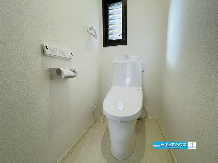 【中古住宅】知多郡阿久比町大字宮津字小廻間のトイレ|1階トイレ写真です。
■株式会社　セキュアハウス■
住宅ローンに強く、知識、経験豊富なスタッフ在籍
お客様に寄り添い、ご成約後もサポート致します。