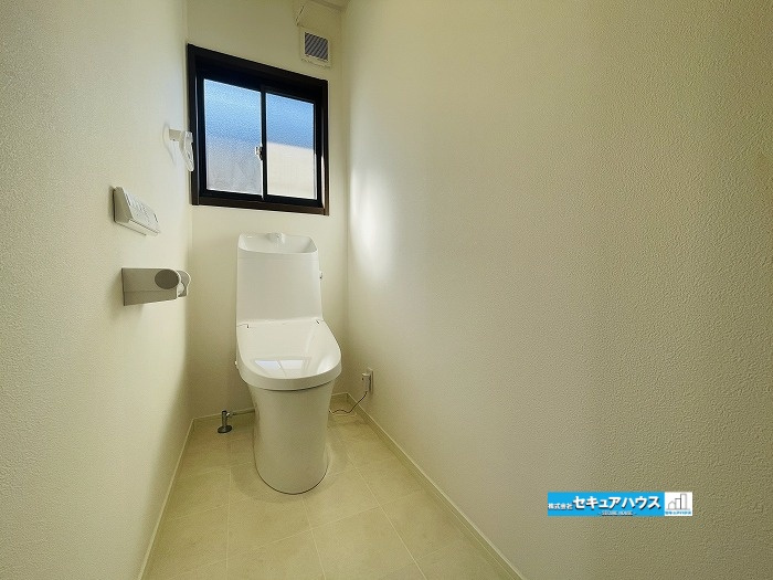 【中古住宅】知多郡阿久比町大字宮津字小廻間のトイレ|2階トイレ写真です。
■株式会社　セキュアハウス■
住宅ローンに強く、知識、経験豊富なスタッフ在籍
お客様に寄り添い、ご成約後もサポート致します。