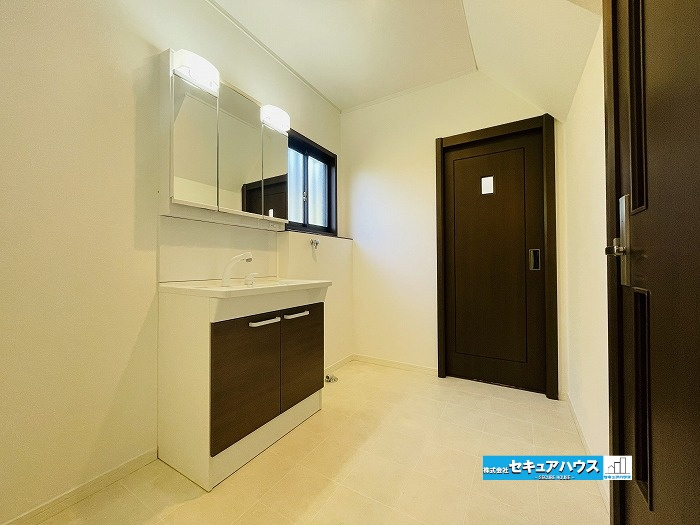 【中古住宅】知多郡阿久比町大字宮津字小廻間の独立洗面台|洗面所写真です。
■株式会社　セキュアハウス■
住宅ローンに強く、知識、経験豊富なスタッフ在籍
お客様に寄り添い、ご成約後もサポート致します。