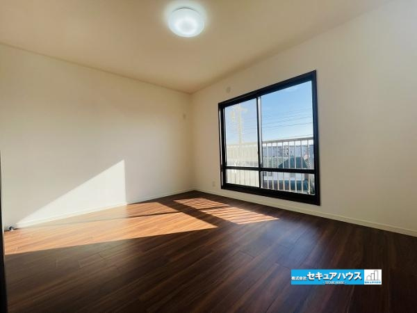 【中古住宅】知多郡阿久比町大字宮津字小廻間の洋室|洋室写真です。
■株式会社　セキュアハウス■
住宅ローンに強く、知識、経験豊富なスタッフ在籍
お客様に寄り添い、ご成約後もサポート致します