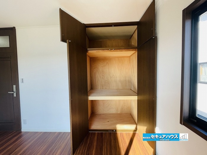 【中古住宅】知多郡阿久比町大字宮津字小廻間の収納|洋室収納写真です。
■株式会社　セキュアハウス　豊明支店■
住宅ローンに強く、知識、経験豊富なスタッフ在籍
お客様に寄り添い、ご成約後もサポート致します