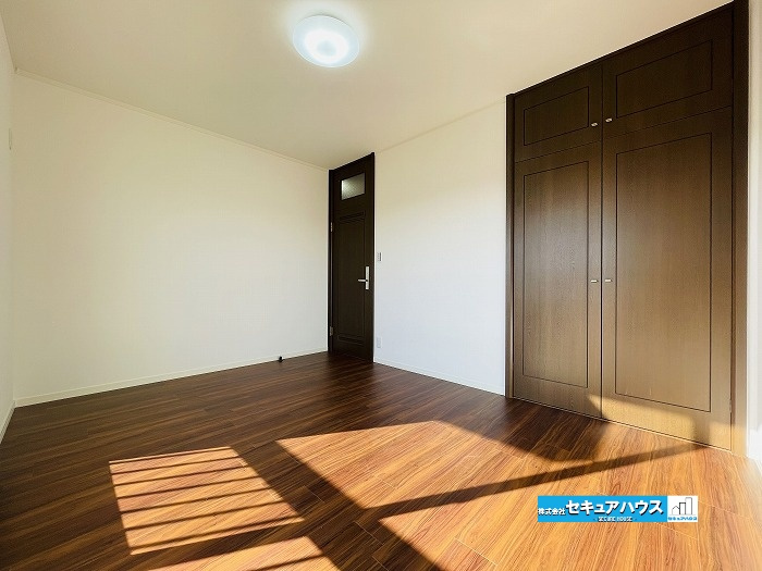 【中古住宅】知多郡阿久比町大字宮津字小廻間の洋室|洋室収納写真です。
■株式会社　セキュアハウス　豊明支店■
住宅ローンに強く、知識、経験豊富なスタッフ在籍
お客様に寄り添い、ご成約後もサポート致します