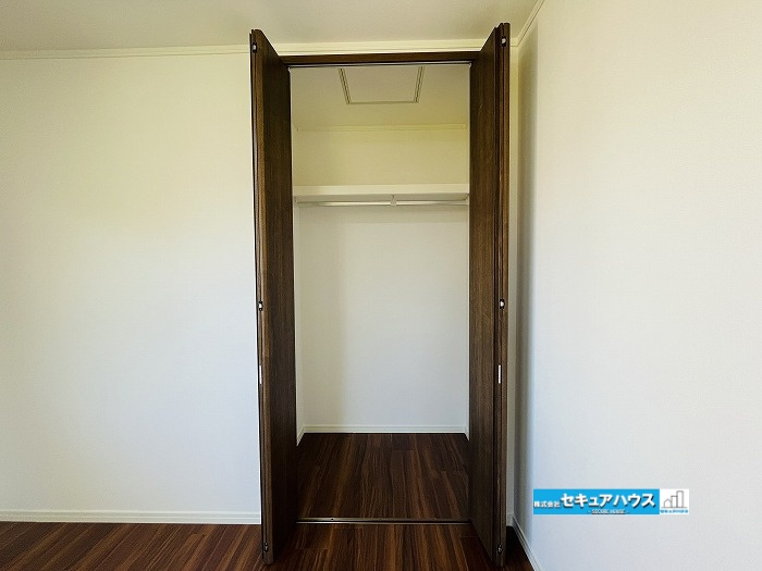 【中古住宅】知多郡阿久比町大字宮津字小廻間の収納|洋室収納写真です。
■株式会社　セキュアハウス　豊明支店■
住宅ローンに強く、知識、経験豊富なスタッフ在籍
お客様に寄り添い、ご成約後もサポート致します