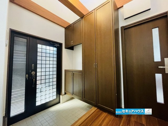 【中古住宅】知多郡阿久比町大字宮津字小廻間の玄関|玄関別角度写真です。
■株式会社　セキュアハウス■
住宅ローンに強く、知識、経験豊富なスタッフ在籍
お客様に寄り添い、ご成約後もサポート致します。