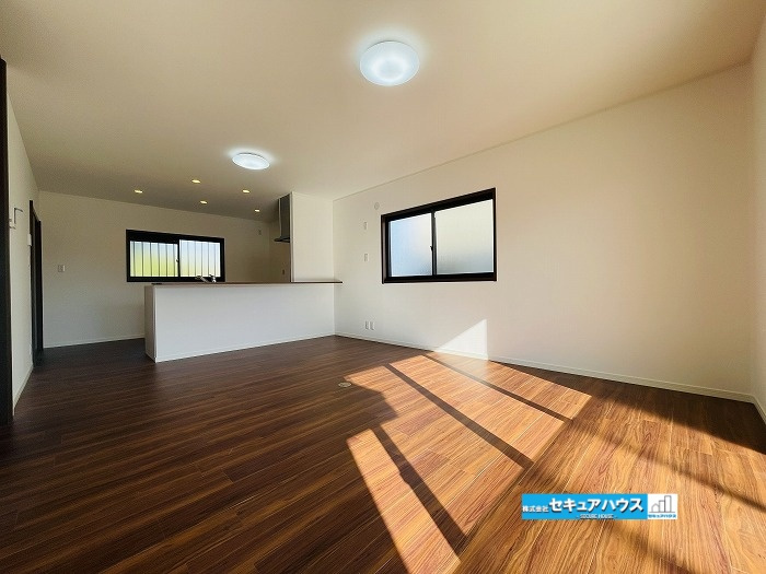 【中古住宅】知多郡阿久比町大字宮津字小廻間の居間・リビング|リビング写真です。
■株式会社　セキュアハウス■
住宅ローンに強く、知識、経験豊富なスタッフ在籍
お客様に寄り添い、ご成約後もサポート致します。