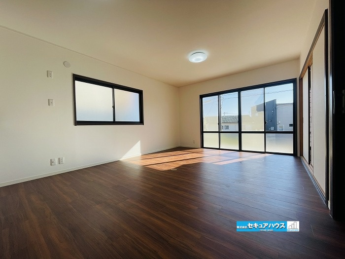 【中古住宅】知多郡阿久比町大字宮津字小廻間の居間・リビング|リビング別角度写真です。
■株式会社　セキュアハウス■
住宅ローンに強く、知識、経験豊富なスタッフ在籍
お客様に寄り添い、ご成約後もサポート致します。