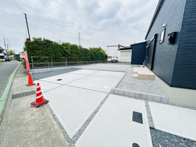 新築　前橋市箱田町の駐車場|現地写真　駐車スペースは建物南側に並列2台分可能です！