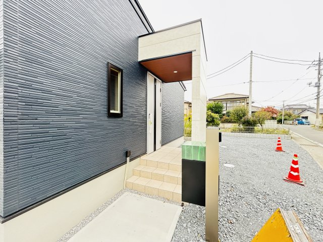 新築　前橋市箱田町の外観パース|現地写真　ポストと一体型のTVモニターホンでセキュリティ安心！嬉しい宅配ボックス付き♪