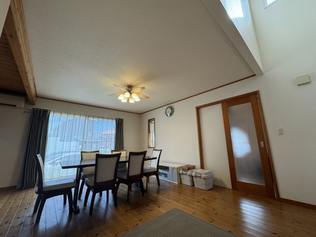 -三丁目不動産-　寄居町桜沢　平成22年築　駐車3台の居間・リビング