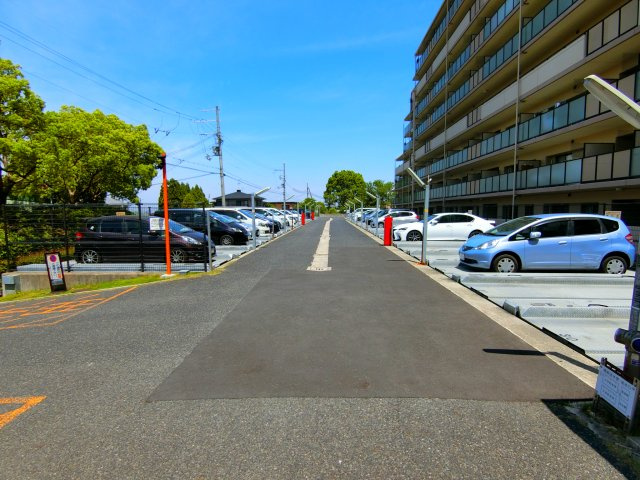 コート北野田カリヨンI番館の駐車場