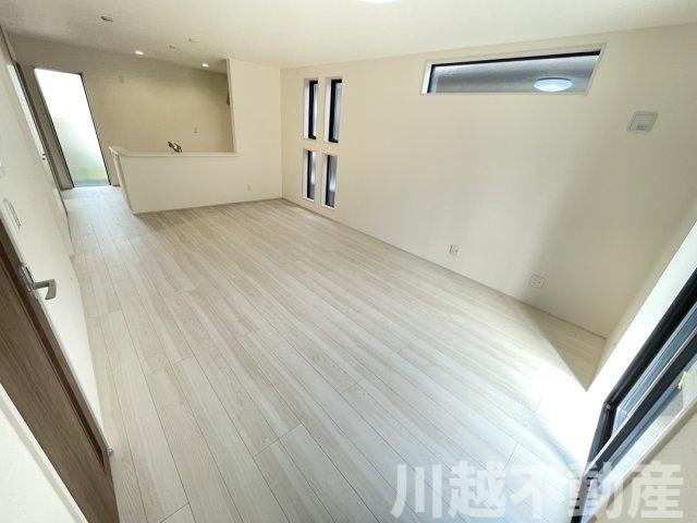 新河岸駅まで徒歩１５分　カースペース2台分の居間・リビング|水曜のみ定休日です