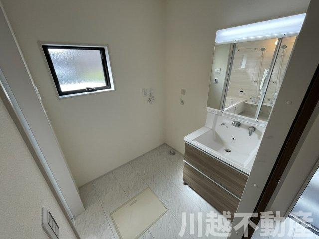 新河岸駅まで徒歩１５分　カースペース2台分の独立洗面台|お子様が飽きない環境が整っています