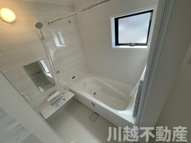 新河岸駅まで徒歩１５分　カースペース2台分の浴室|チャイルドシートご用意しています