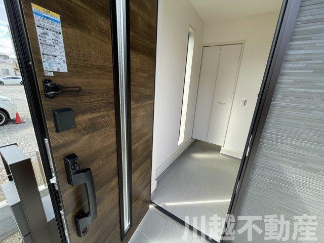 新河岸駅まで徒歩１５分　カースペース2台分の玄関|住宅ローンにご不安な方もご相談ください