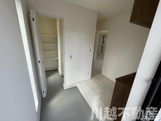 新河岸駅まで徒歩１５分　カースペース2台分の玄関|物件の詳細についてもお気軽にお電話ください