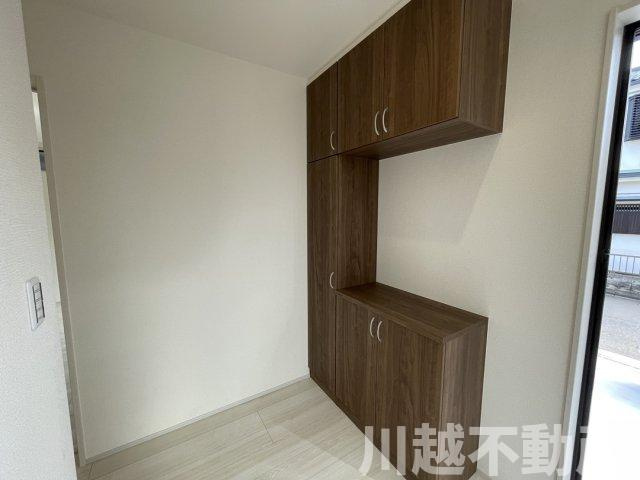 新河岸駅まで徒歩１５分　カースペース2台分の玄関|ご来店時に粗品プレゼントしています