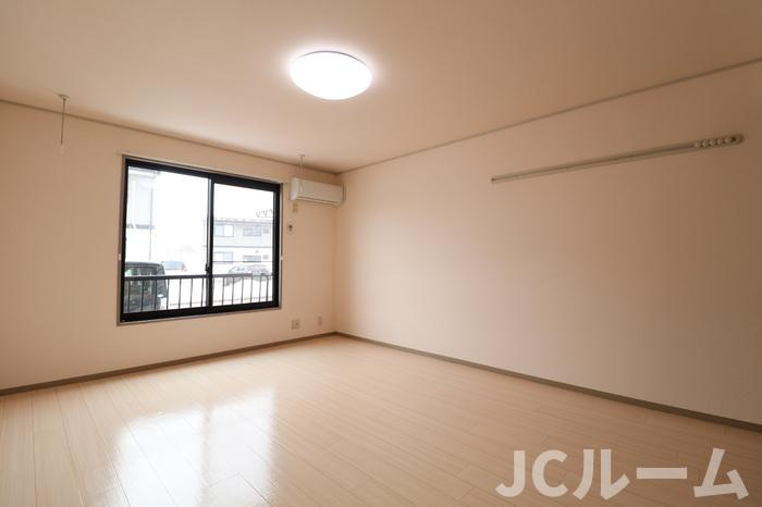 ロイヤルガーデン子安 Fの居間・リビング