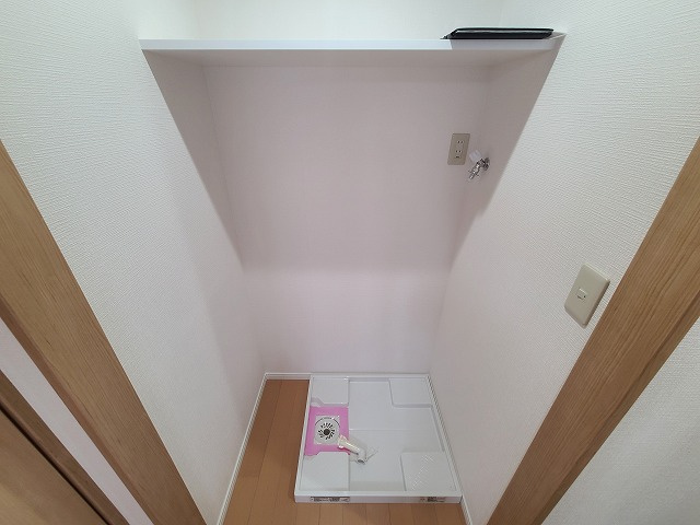 山一青木ステーツのその他|★室内洗濯機置場・上部に棚を設置しています★