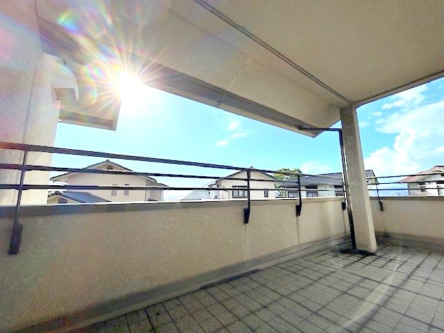 【バルコニー】 | 交野市星田西　戸建 | バルコニーも広く、洗濯物もよく乾きます！