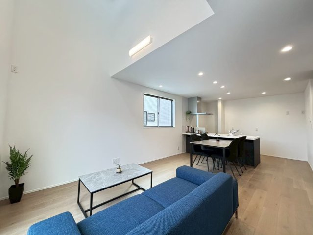 ＼新築モデルハウス／　好評販売中！　静岡市駿河区みずほ１期　全２邸の居間・リビング|吹抜けがあり明るいリビング。