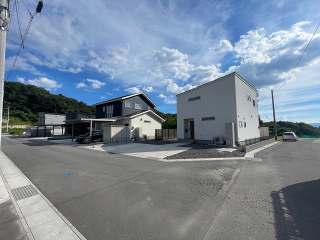 西田町芹沢字向山　住宅用地の前面道路含む現地写真|分譲地入り口部分