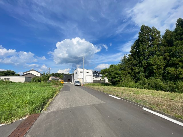 西田町芹沢字向山　住宅用地の前面道路含む現地写真|分譲地入り口につながる道路の西側から撮影