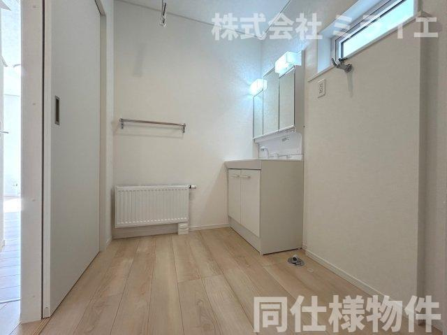 【新築戸建】札幌市南区真駒内柏丘2丁目3棟の独立洗面台|広範囲を映すだけではなく、両サイドのミラー裏に収納棚を設け、洗面道具をスッキリ収納できる三面鏡タイプを採用しています。