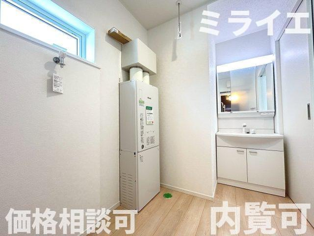 【新築戸建】札幌市南区真駒内柏丘2丁目3棟の独立洗面台|広範囲を映すだけではなく、両サイドのミラー裏に収納棚を設け、洗面道具をスッキリ収納できる三面鏡タイプを採用しています。(同仕様物件)