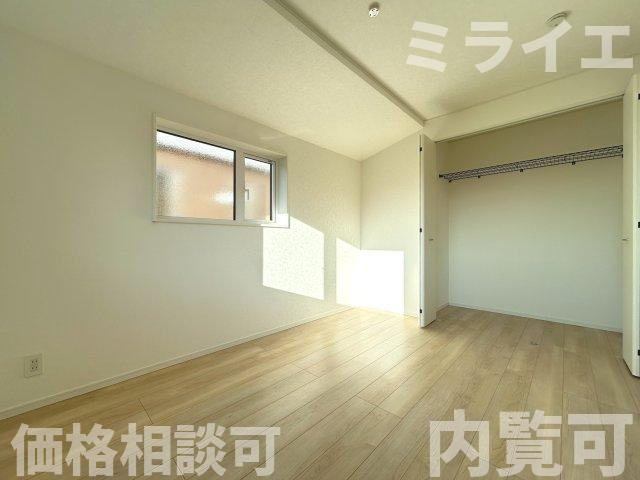 【新築戸建】札幌市南区真駒内柏丘2丁目3棟の収納|標準奥行90㎝で収納力のあるクローゼットを配置しています。