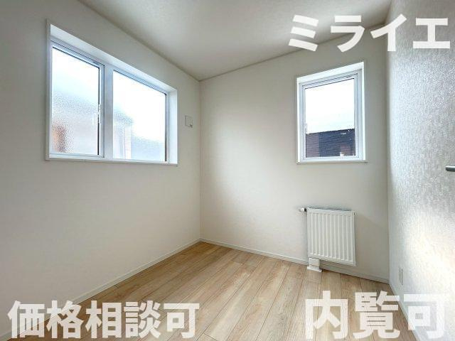 【新築戸建】札幌市南区真駒内柏丘2丁目3棟の収納|標準奥行90㎝で収納力のあるクローゼットを配置しています。