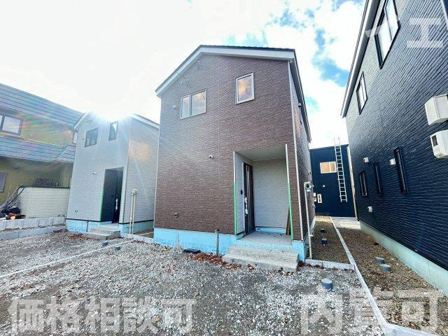 【新築戸建】札幌市南区真駒内柏丘2丁目3棟の居間・リビング|リビングが見渡せる対面キッチンを採用。内装(壁・床・建具)は白を基調とし、明るい雰囲気となっています。