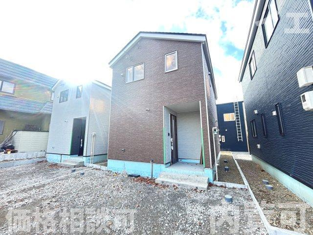 【新築戸建】札幌市南区真駒内柏丘2丁目3棟の外観|駐車場スペースはアスファルト舗装となります。