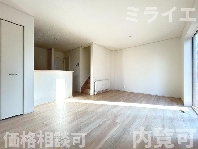 【新築戸建】札幌市南区真駒内柏丘2丁目3棟の居間・リビング|リビングが見渡せる対面キッチンを採用。内装(壁・床・建具)は白を基調とし、明るい雰囲気となっています。