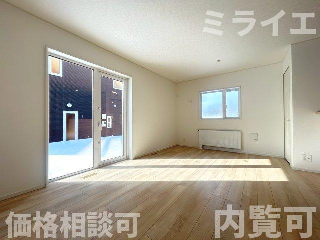 【新築戸建】札幌市南区真駒内柏丘2丁目3棟の居間・リビング|リビングが見渡せる対面キッチンを採用。内装(壁・床・建具)は白を基調とし、明るい雰囲気となっています。