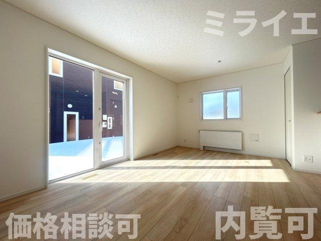【新築戸建】札幌市南区真駒内柏丘2丁目3棟の居間・リビング|リビングが見渡せる対面キッチンを採用。内装(壁・床・建具)は白を基調とし、明るい雰囲気となっています。