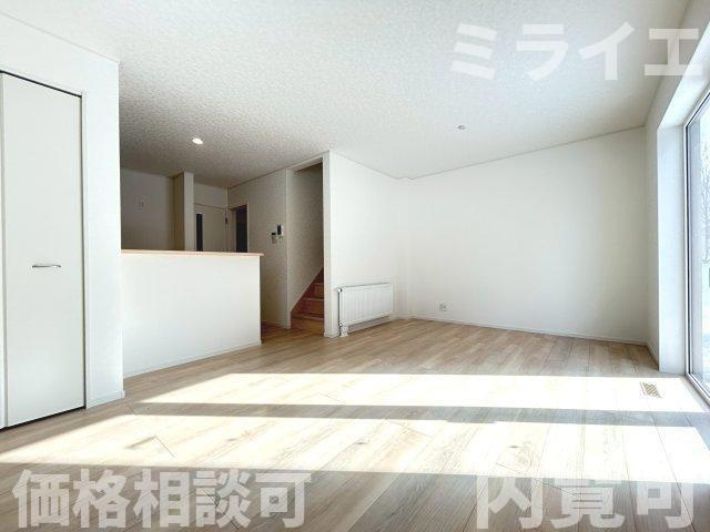【新築戸建】札幌市南区真駒内柏丘2丁目3棟の居間・リビング|リビングが見渡せる対面キッチンを採用。内装(壁・床・建具)は白を基調とし、明るい雰囲気となっています。