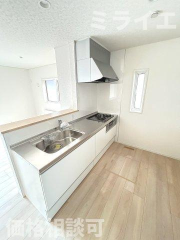 【新築戸建】札幌市南区真駒内柏丘2丁目3棟のキッチン|広々システムキッチンは、シンク・調理部分だけではなく、小物から大きな調理器具まで収納でき、出し入れもスムーズな収納充実プランを採用。食洗器設置可能。床下収納あり。