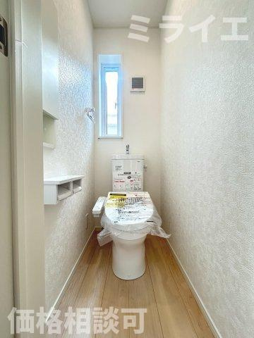 【新築戸建】札幌市南区真駒内柏丘2丁目3棟のトイレ|1階・2階に温水洗浄便座を設置。センサーによる便ふたオート開閉機能により、手を触れることがなく快適で衛生面にも配慮されています。(同仕様物件)