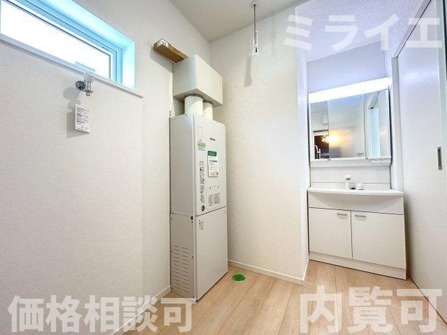 【新築戸建】札幌市南区真駒内柏丘2丁目3棟の独立洗面台|広範囲を映すだけではなく、両サイドのミラー裏に収納棚を設け、洗面道具をスッキリ収納できる三面鏡タイプを採用しています。
2号棟