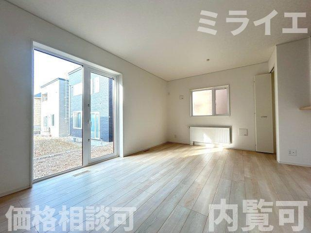 【新築戸建】札幌市南区真駒内柏丘2丁目3棟の居間・リビング|リビングが見渡せる対面キッチンを採用。内装(壁・床・建具)は白を基調とし、明るい雰囲気となっています。