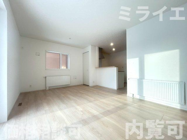【新築戸建】札幌市南区真駒内柏丘2丁目3棟の居間・リビング|リビングが見渡せる対面キッチンを採用。内装(壁・床・建具)は白を基調とし、明るい雰囲気となっています。