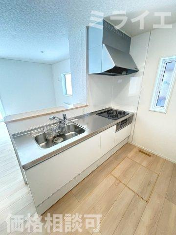 【新築戸建】札幌市南区真駒内柏丘2丁目3棟のキッチン|広々システムキッチンは、シンク・調理部分だけではなく、小物から大きな調理器具まで収納でき、出し入れもスムーズな収納充実プランを採用。食洗器設置可能。床下収納あり。
2号棟